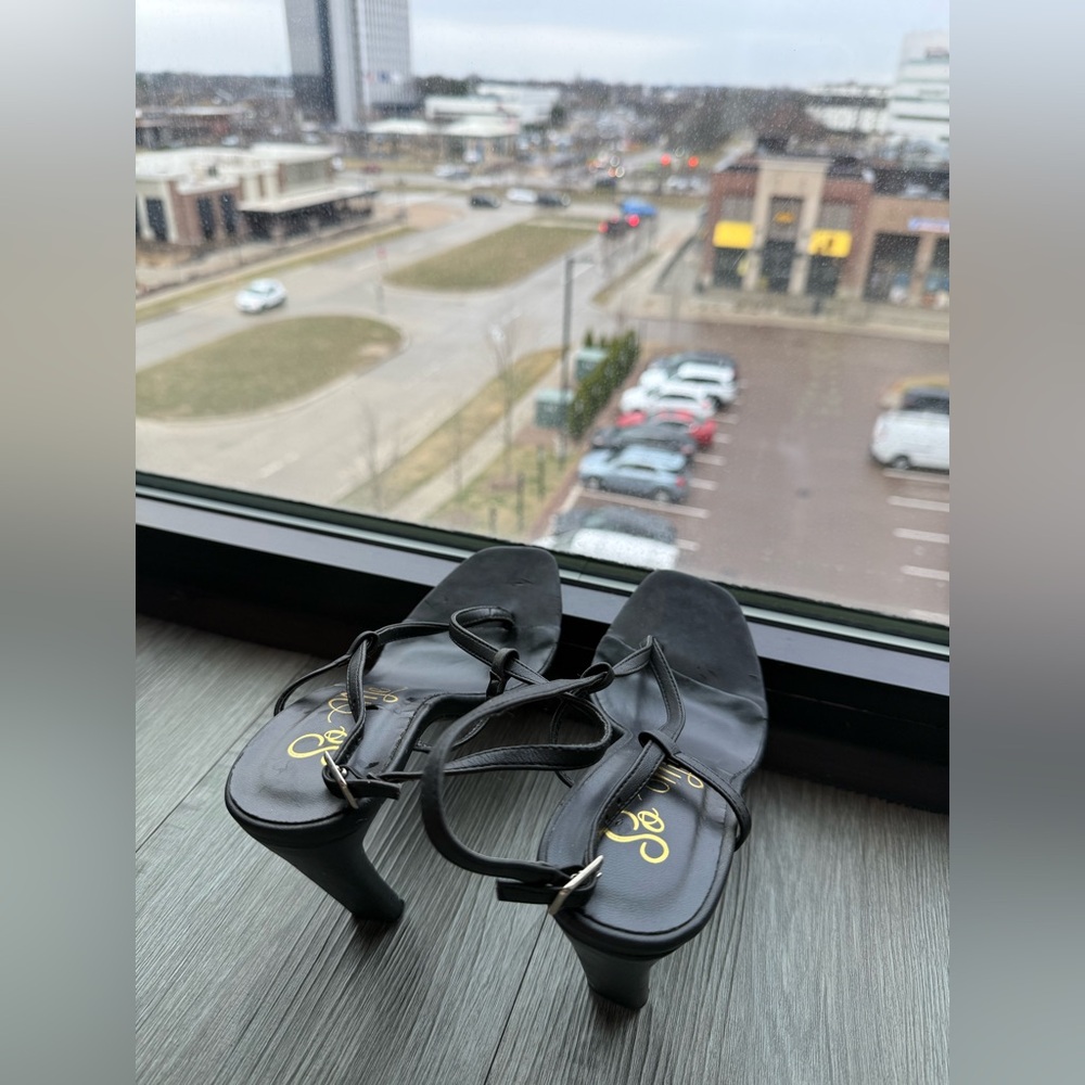 So Me Black Strappy Toe-Loop Heeled Sandals size 7 comes with gift. - Picture 12 of 16